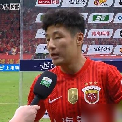 34岁，两条腿都开过刀，武磊又进国家队了。
302天，两次膝盖手术。他自己说，康复期连足球鞋都穿不上，只能穿运动鞋在健身房干熬。现在单场最多踢30分钟，赛后得单独恢复两天，身上还带着疼。
就这，邵佳一最新一期名单还是把他召回来了。看看同位置的王子铭、陶强龙，能跑能冲，可要论门前那一下的嗅觉和把握