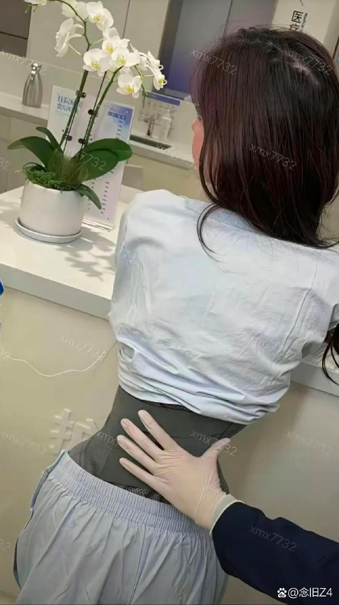 韩安冉把肋骨软化了，做出这种折角腰，腰只有巴掌大，却连健康都不要了。 ​