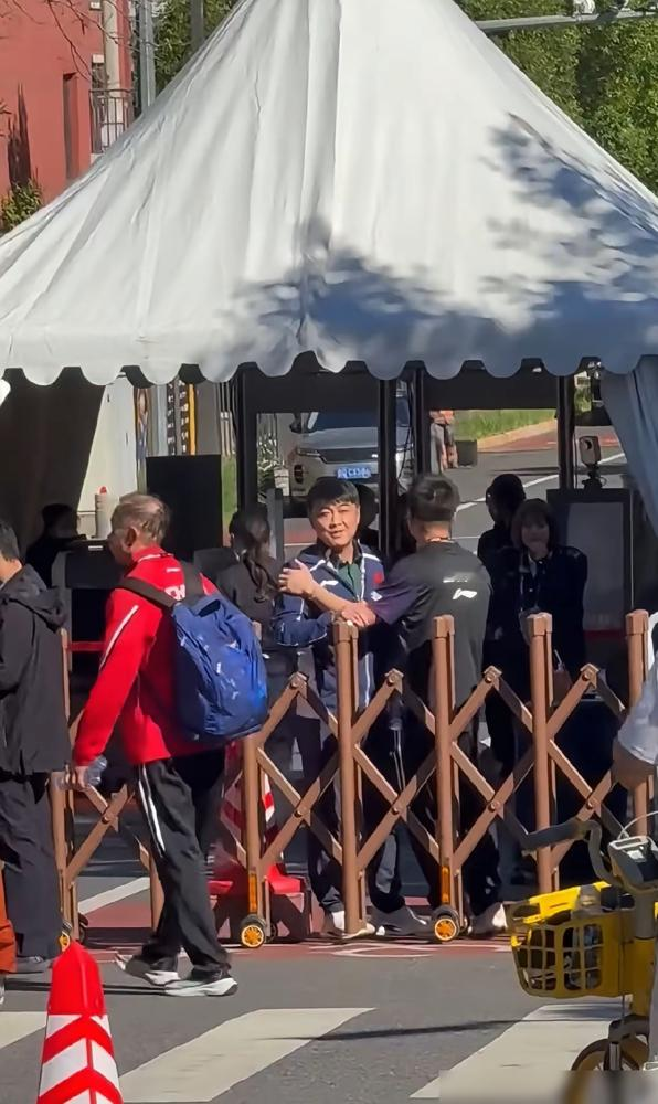 上百人围堵国乒男队主教练，高喊林诗栋上一单，王皓掏出手机拍了一圈，只回了一句：再骂一个。
10月6日，WTT中国大满贯北京首钢园赛场外，王皓被堵了。不是采访，不是合影，是起哄、辱骂、逼他改排兵布阵。他先忍着，录像取证，后来现场越闹越凶，直接叫了安保和警方。
王皓妻子闫博雅当晚发视频，一句话：我不