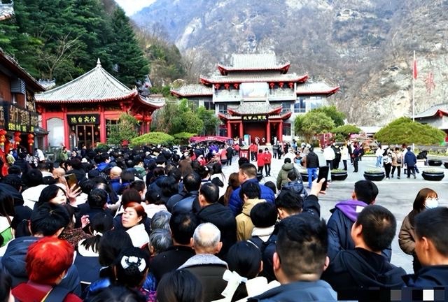 假期过了5天，不挤景区不追网红，中国游客的钱花得越来越“清醒”了！
国庆假期过半，这些变化让人眼前一亮
十一假期第五天，朋友圈里的照片依然刷屏，可细心的人发现，今年的玩法跟往年真不一样了。有人问：是大家不爱出门了吗？恰恰相反，数字摆在那儿，10月1日全国跨区域人员流动量达到3.341亿人次，铁路24