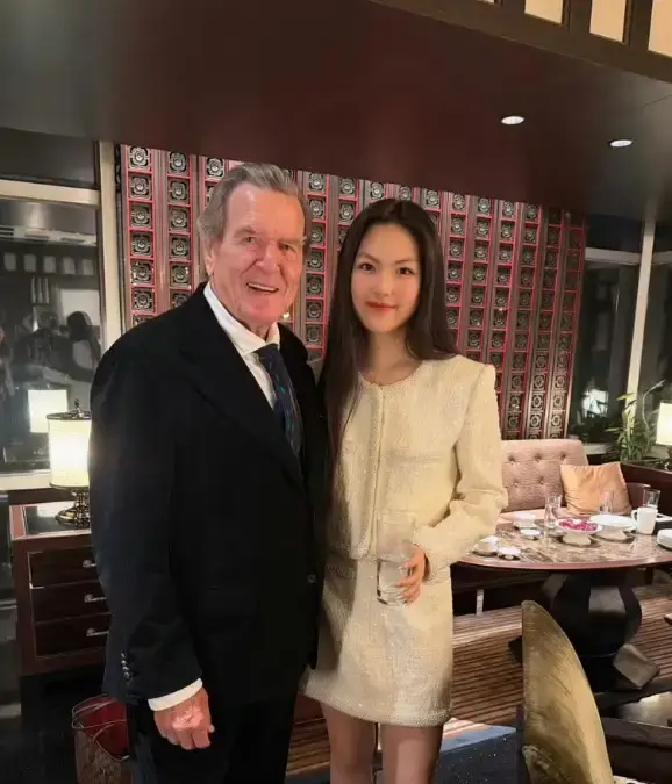 李湘晒出和前德国总理施罗德同桌吃饭的合照，网上直接吵翻了天。
有人盯着照片挑刺，说她笑脸迎人、微微躬身的姿势显得太卑微，纯粹是削尖了脑袋硬往所谓名流圈里挤，吃相不好看。
也有人觉得这就是顶级交际天花板，换作普通艺人，蹭个活动连站在大佬身后合影都难，她却能设宴跟人面对面坐着聊。
网上为这个弯腰的