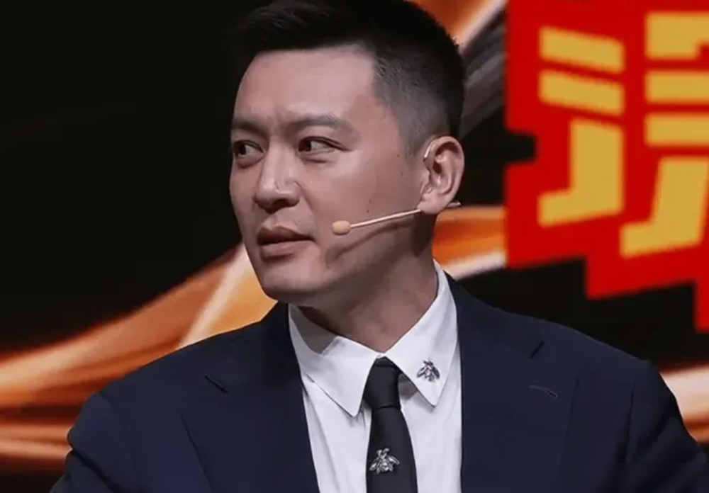 上海男篮两连胜，杨鸣直接在解说台泼了盆冷水，卫冕，很难。
他的原话更狠，现在大部分球员都是功能型，球一断档就续不上。这话不是冲着上海去的，是冲着整个联赛去的。
再看上海这边，四外援砍成三外援，麦基到队晚，打法还没纪律性。王哲林从揭幕战开始就往死了扛内线，体能账本上全是赤字。拉塞尔又因肌肉紧张缺了