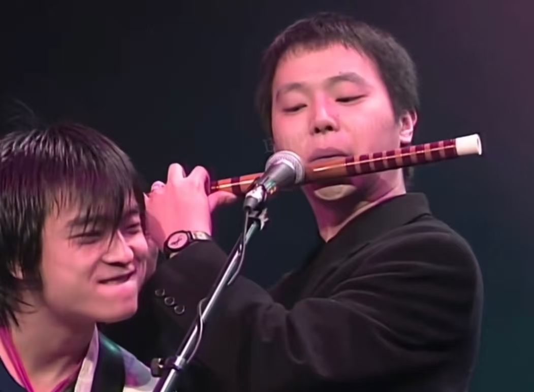 这是窦唯与何勇早期拍下的温馨合影，两人都是69年的，年轻的时候都很帅气，意气风发，又很有才华，经常在一起同台演出，但中年后两人都淡出了音乐圈，都是与妻子离婚后与家人生活，窦唯搬去了阿那亚，而何勇在北京生活，现在已经去世！
    窦唯与何勇在音乐方面都是很有才华的人，但后面两人却很少演出，过着简单平