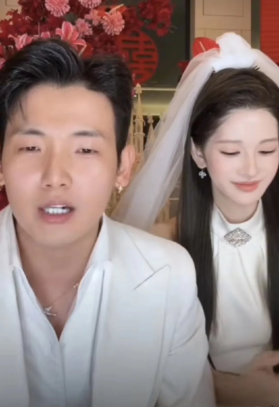 梅尼耶分享和妻子的相识趣事。曾有人冒用妻子身份，发病床照片向他借5000元。后续他发现对方朋友圈四处游玩，催款无果，联系上本人后才弄清乌龙，二人就此结缘，这笔借款最终也没有追回。