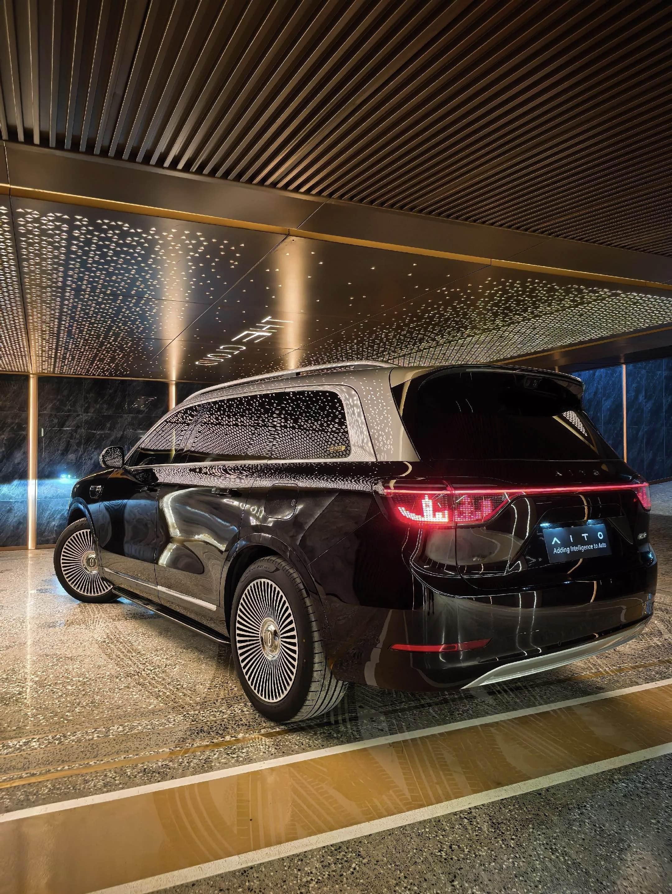 赛力斯锚定新能源赛道高质量发展

赛力斯魔方技术平台2.0为全新一代问界M9完成全维度赋能，新车上市仅一个月大定便突破4.2万台，亮眼的市场成绩，正是广大用户对赛力斯深耕底层自研技术的高度认可。

新能源行业的赛道竞争，最终落脚于核心技术的底层比拼。赛力斯始终锚定自研路线，没有选择碎片化的
