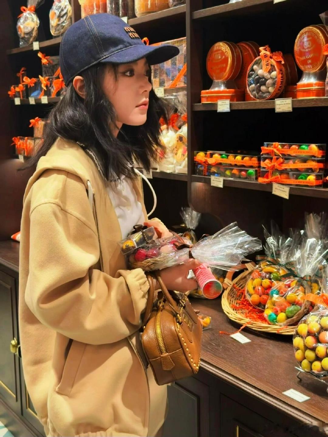 #时装周# 赵今麦秋日随拍，巴黎落日下赵今麦穿搭暖黄色MiuMiu套装，连帽卫衣外套搭配同色系短裙，复古宽腰带点缀，手提铆钉MiuMiu手提包。塞纳河畔黄昏，在埃菲尔铁塔旁治愈又松弛，少女感扑面而来。巴黎时装周副本的浪漫收尾，把秋日巴黎的温柔定格在镜头里！#春夏时装周##时尚灵感解读# ​