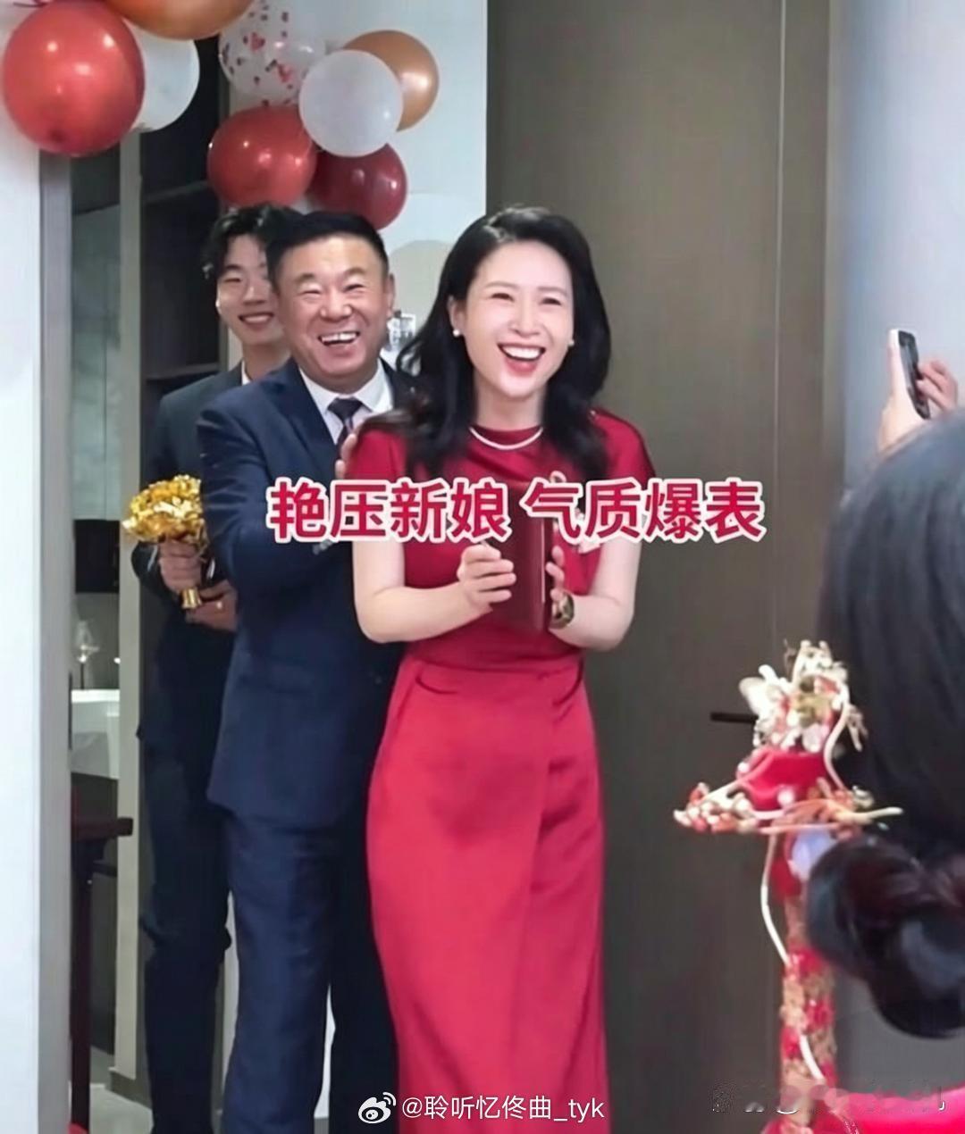 江苏有位42岁的喜婆婆，长相酷似章子怡，那天她亮相，在场的人都觉得亮眼。谁懂啊，连网友都夸她美得惊艳全场。 ​