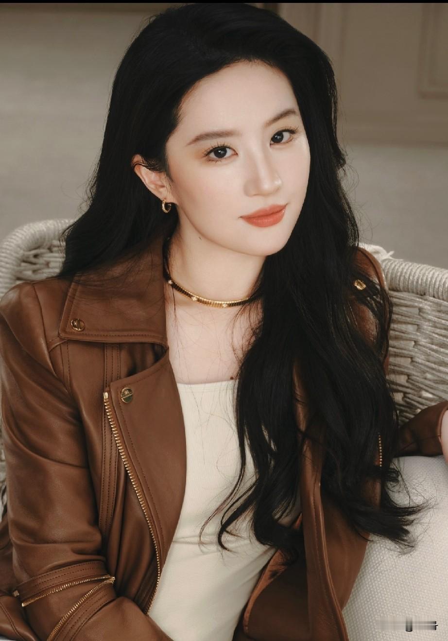 主持人：你说自己“有相当敏感的一面，容易内耗”，但“不喜欢当众诉苦、博取同情”——那你平时把情绪往哪里放？

刘亦菲：先把自己的情绪解决掉，才能去拍戏。这话我说过，不是漂亮话，是真得这么干。我很容易紧绷，但到了片场必须把能量打开，不然演不了。

主持人：具体方法呢？

刘亦菲：跑步、看书、睡觉。听起