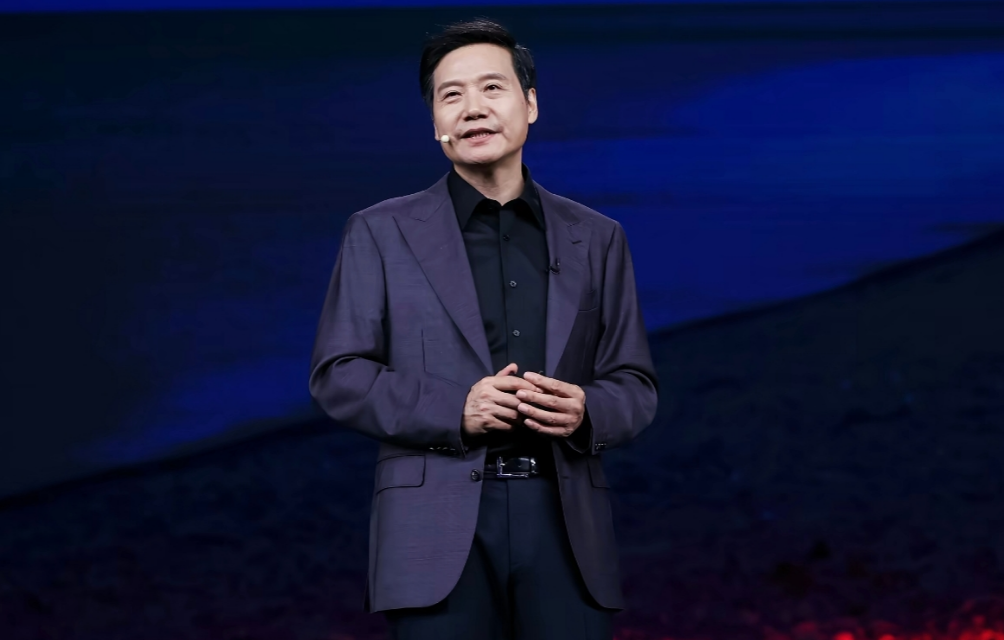 红米K100系列配置做得不差，但我发现一个挺有意思的现象：以前K系列一出新机，不少老用户就想着换，现在反而有不少人选择继续等。
我自己就是其中一个。
从K30、K70到K80、K90，我手里现在就有四部红米手机。说实话，不是没有换机的想法，而是现在的手机只要还能正常用，就没必要急着花几千块买新机。