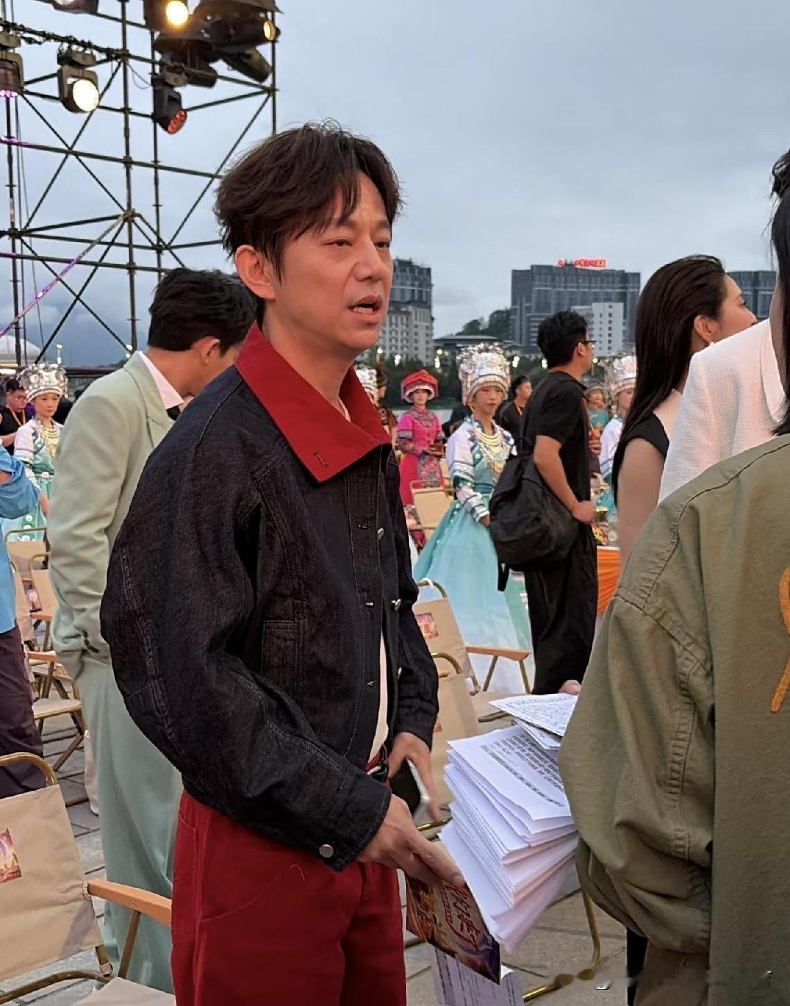 芒果生态招商大会，镜头扫过主持人席，齐思钧那表情，像极了年会临时被抓上台救场的年轻人。

何炅、汪涵这些年撑起芒果的门面，这次同框确实能看出岁月痕迹，状态没以前那么“满”。
但更扎心的是旁边一排主持人，很多都是新面孔，观众一时真认不全。

齐思钧夹在两老和新人之间，要接梗、要暖场、要把流程顺下去，看
