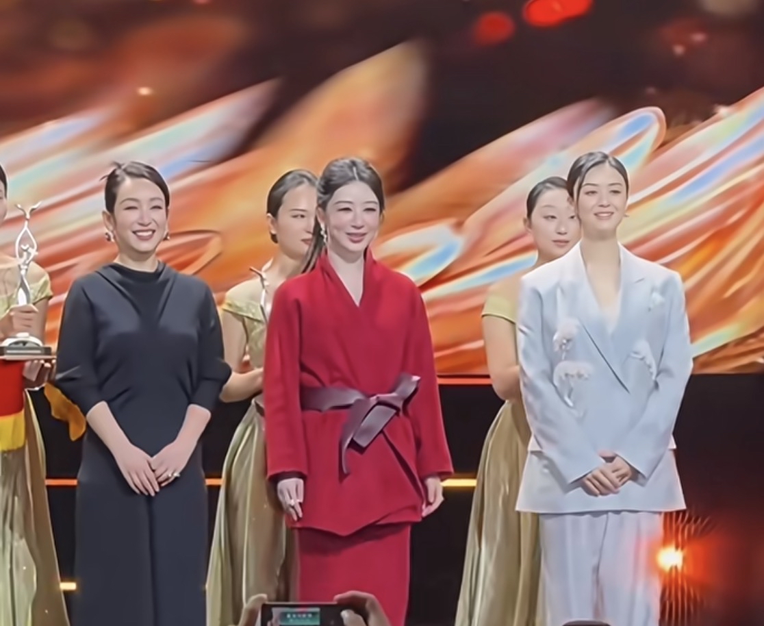 这么一看，
蒋欣的头真的好小好美啊！
看着比杨紫的头还要小一圈，
我本来都觉得杨紫的头已经很小了！

华妃娘娘不亏是凤仪万千！