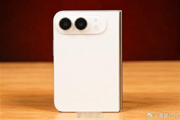 【#曝iPhoneUltra出货量最高600万台#】根据Counterpoint Research最新发布的全球折叠屏智能手机市场预测，到2026年底，全球折叠屏智能手机累计出货量将突破1亿台。#iPhone18Pro五大相机功能##AppleWatchS12爆料#

Counterpoint预计，随着苹果正式入局，以及三星、华为持续推动阔折叠等新形态产品，全球 ​