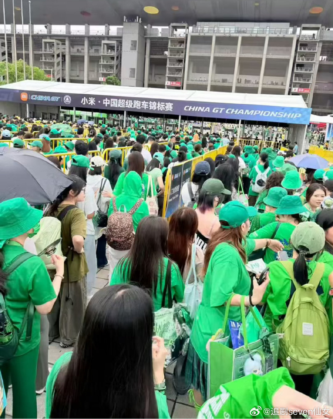 王一博从赛车服、加油管、停车牌到车队工作人员服装，全部是绿色，现场的粉丝一片绿色，现场都被绿海包围，这是王一博和摩托姐姐之间专属的绿色浪漫#王一博加油的管子都是绿的# ​