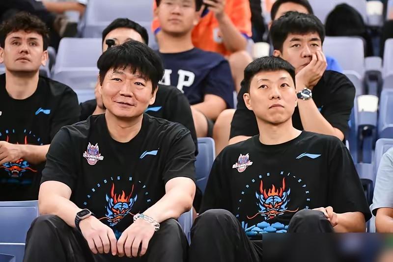 山东高速男篮已然踏上蜕变之路！

9月9日官方确认国内阵容尘埃落定，留下陶汉林、高诗岩、陈培东稳住基本盘，同时引进王岚嵚分担持球压力，祝铭震补齐锋线防守。离队的于德豪、孙桐林释放了名额，谢智杰等年轻球员外租历练，这种不留后路的清洗比小打小闹痛快得多。

我看好这次操作，鲁媒夏晓司直接打了95分，理由