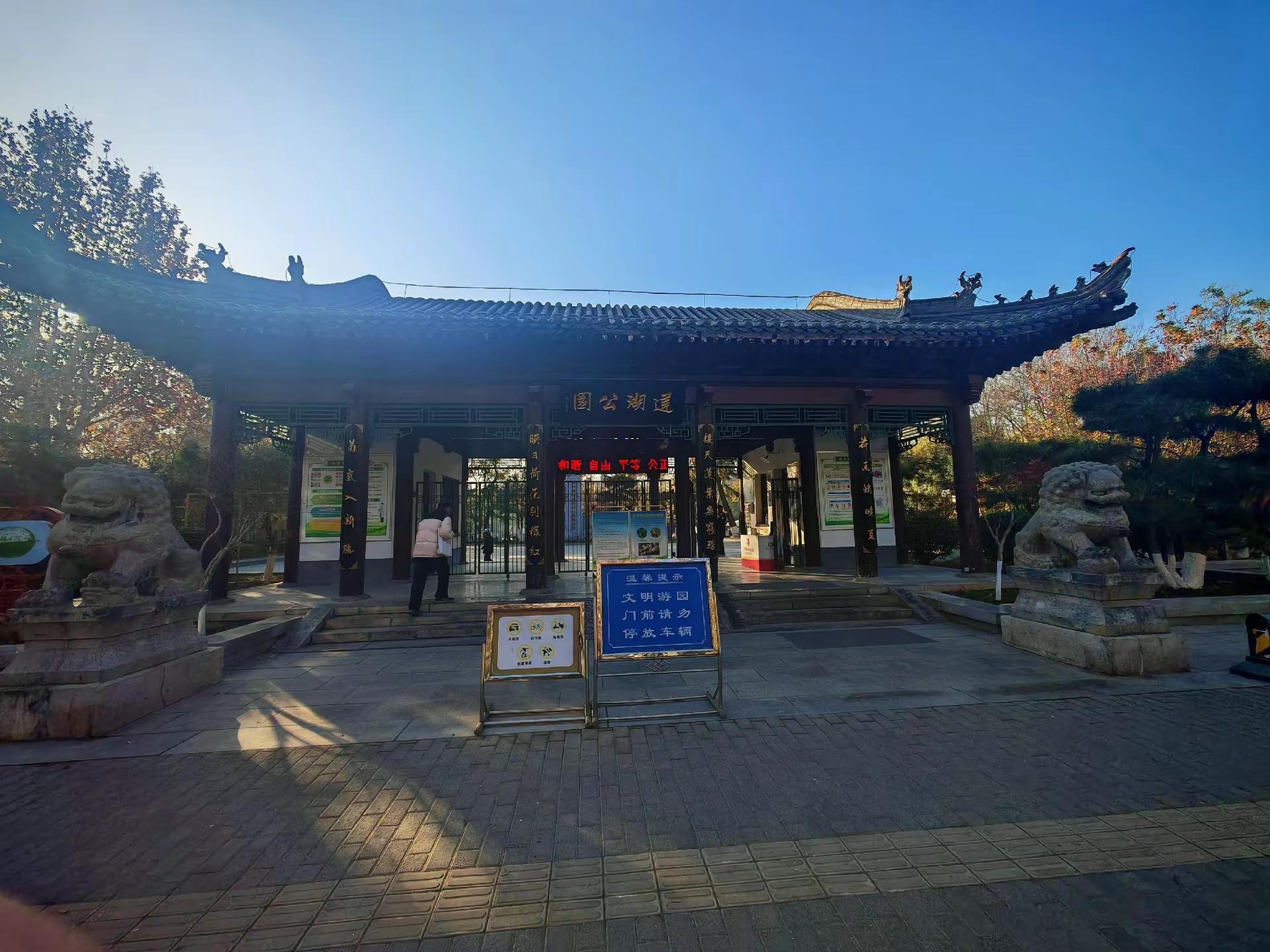 寻迹九十多年前外婆生活的轨迹！在公园偶遇了两个九十多岁恩爱的老夫妻，属...