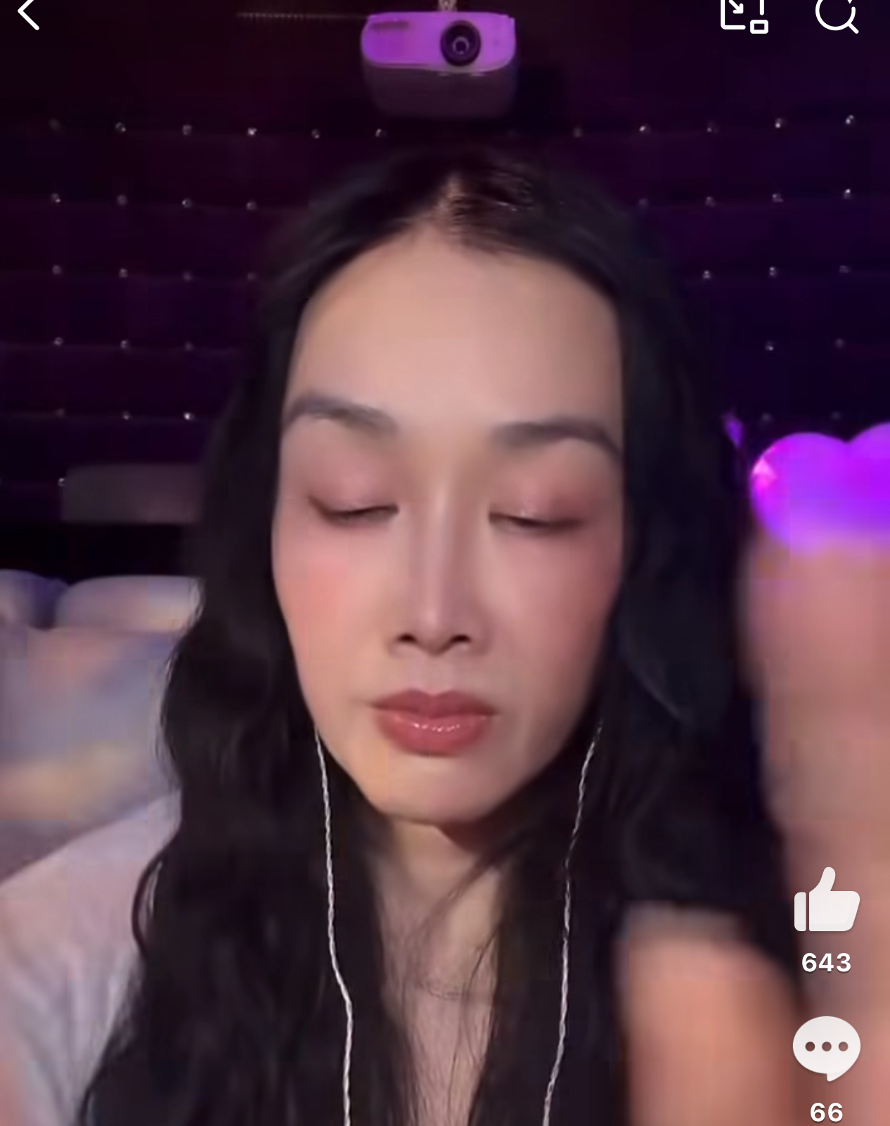 眼下明星直播赛道的内卷程度着实不低！早先明星开播随便唠唠就有大批观众捧场，如今可没这么轻松，非得亮出真本事才行，就连钟丽缇都做起了助眠直播，还吸引了数万人同时在线观看。
前些年，不少明星还在纠结要不要踏入直播领域，如今这条赛道早已挤得满满当当，大伙都不得不跳出唱跳这类老本行，另寻新的发展路径。