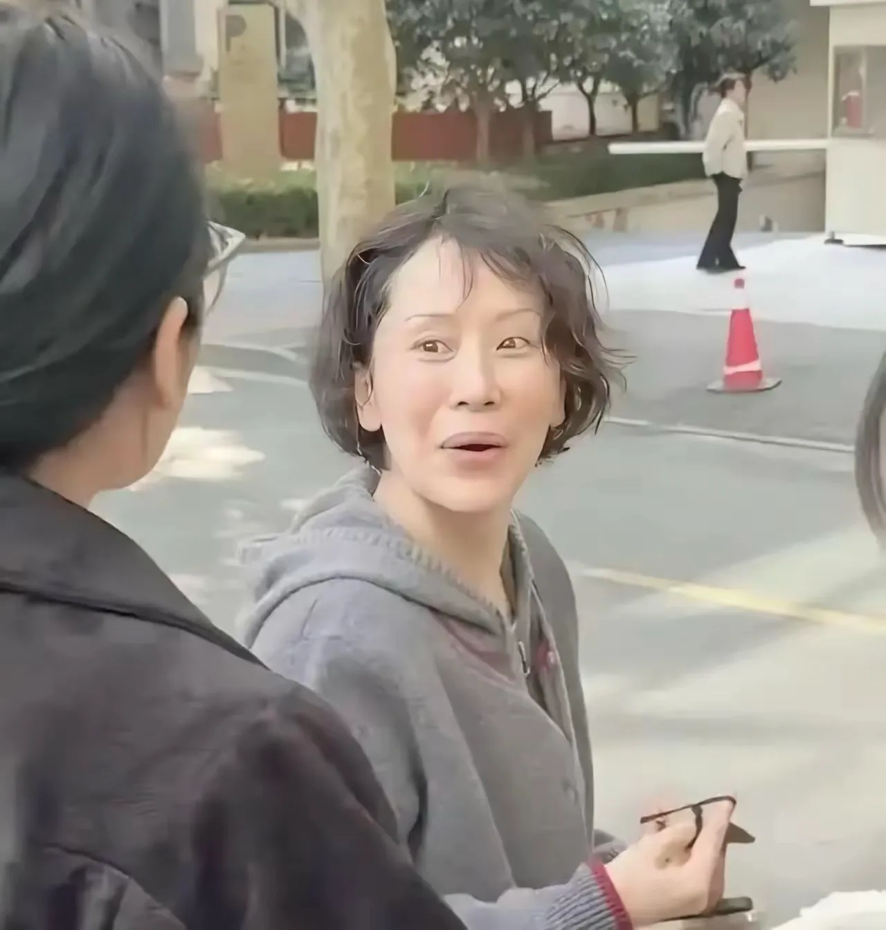 47岁海清暴瘦脱相！素颜出街惹心疼，真相曝光全网破防！