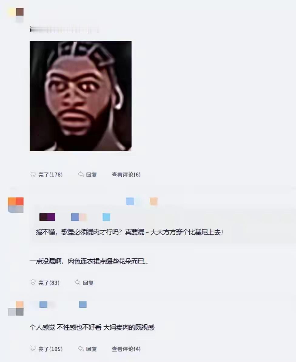 张靓颖穿比基尼热舞被骂“擦边”，41岁女歌手跳舞，到底冒犯了谁？

刷到张靓颖比基尼热舞，第一反应也愣了。记忆里还是《画心》里闭眼站唱的她，反差确实大。

但真正让我愣住的，是评论区。骂得最狠的，很多是听了十几年的老粉：“清流塌了”“夜店风”“擦边”……“擦边”这词现在真被用烂了：穿得 ​
