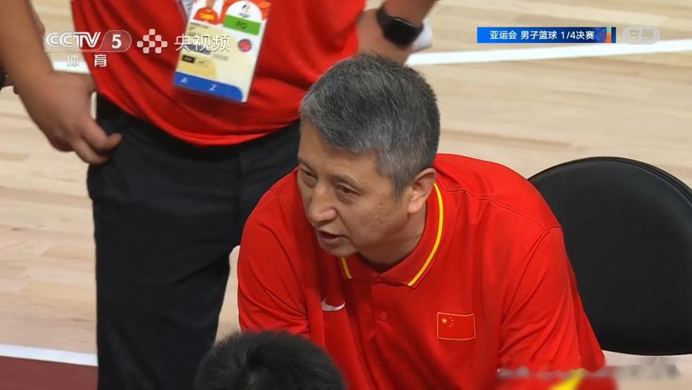 差3分，差点把郭士强逼急了。
中国男篮87-78赢沙特，明面晋级，暗里全是坑。朱俊龙、赵嘉义、李弘权都不在，防守直接掉一档。廖三宁抡了30分，才把场面摁住。
郭士强赛后没绕弯子：三分16中4，前场板被抢爆，进攻选择也不行。说白了，领先就松，一松就乱。
最扎心的是，沙特本来都准备买机票回家了，因