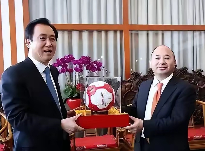 1000多亿全砸进恒大！王文银的&34;泼天富贵&34;梦，最后换来一场万劫不复！

成王败寇，咎由自取。

如果恒大没爆雷，王文银投进去的1000多亿，会给他带来泼天的富贵。

如果许家印没给他准备一套同规格的办公室，没跟他酒来酒往、称兄道弟，王文银也不会在恒大的泥潭里越陷越深。

不怪许家印太能装，只能说王