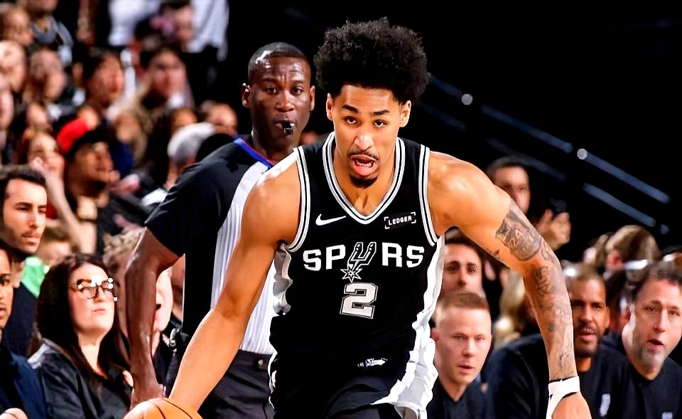 没文班亚马的马刺，反而不会打球了？    恰恰相反，他们直接掀翻了开拓...