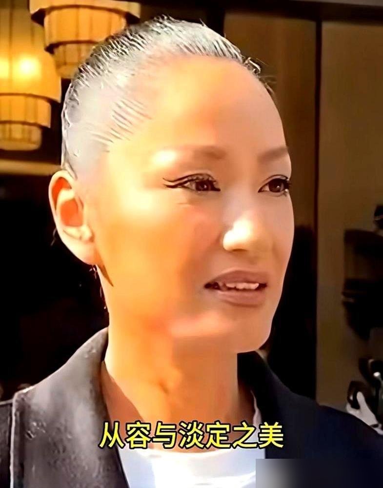 54岁瞿颖顶着一头半白头发，素颜走红毯，跟胡兵十指紧扣，全场没人敢说她丑。
别人走完红毯是摆拍、采访、社交三件套。她倒好，活动一结束，拎着个帆布包就往门口冲，跑得比狗仔还快。那状态不像刚参加完时尚盛典，像刚下班赶地铁。
更狠的是她的活法。常年住在清迈，跟机长男友只搭伙过日子，不领证。内娱抢破头的