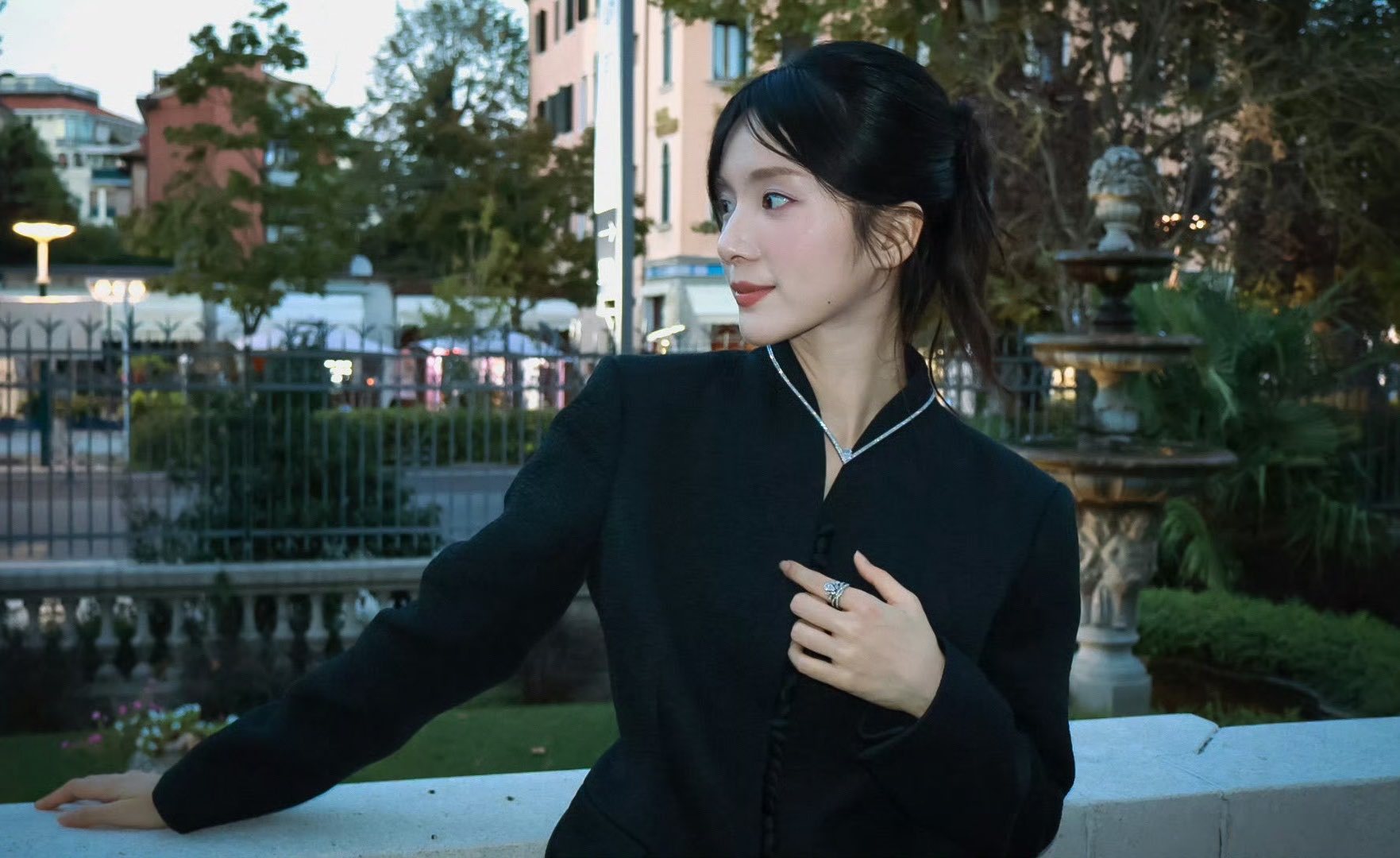 李思潼在威尼斯电影节出席《给阿嬷的情书》特别放映活动的几张照片[微风]

#李思潼##电影给阿嬷的情书##威尼斯电影节# ​