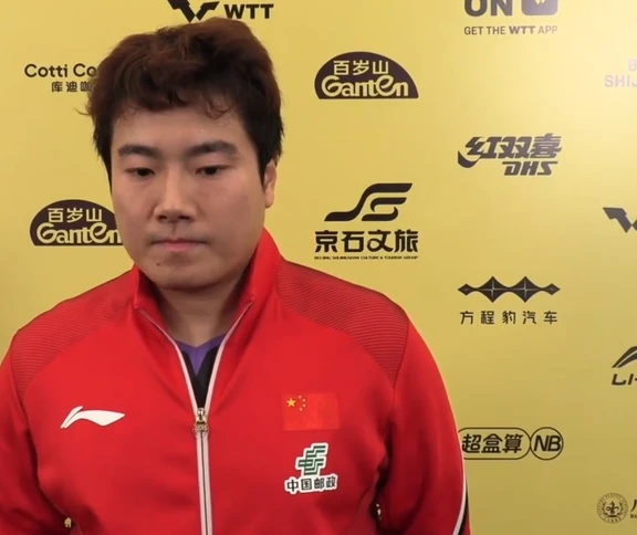 梁靖崑3-0西多仁科采访：伤病没完全恢复，开赛前一周才系统训练
	
梁靖崑3比0西多仁科晋级男单三十二强。赛后梁靖崑表示：上去有些紧张，很长时间没有比赛，之前自己也是一直在积极的这种治疗恢复嘛，所以说不知道自己能在场上打成什么样。毕竟差不多五个月没有打比赛了，梁靖崑肯定要尽可能调动和适应。幸好这场比赛整体的发挥并不差，一上来专注度就很好，全场比赛都在压制对手。特别是防守能力，对手几乎被打绝望了，这还是下意识的实力。
	
至于自己身体的恢复：这种伤病不是一下子就完全恢复，需要长期的过程，现在没有大把时间去弄，慢慢通过医生包括理疗这种东西去缓解吧。这就意味着他的伤势还是没有完全康复，也希望后续的比赛梁靖崑可以尽可能保持健康吧。幸好一开始这两场的强度都不是很好，跨度也比较大。再加上这么久没有打比赛，也不会出现大负荷的消耗。只要比赛中别出现意外，应该问题不大。
	
对北京首钢园的感受：各方面这种都非常非常好吧，我觉得在中国办赛，不管是吃住行都非常的方便，非常的好。特别是相比于日本，在国内打...