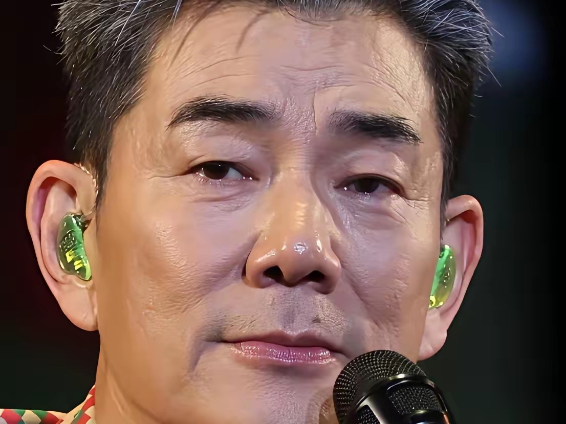 标题：为看任贤齐演唱会，东北挖掘机大哥意外救回两条人命
 
辽宁挖掘机司机柳忠鹏，请假带着妻儿远赴大连，专程来看任贤齐演唱会。
谁料海边游玩时，遇上一对父子被涨潮海水围困。
 
他没有贸然冲下海，先观察潮水、规划路线，再下水施救。短短一分钟，成功把父子二人救上岸。事后他幽默说道：要谢就谢任贤齐，不来