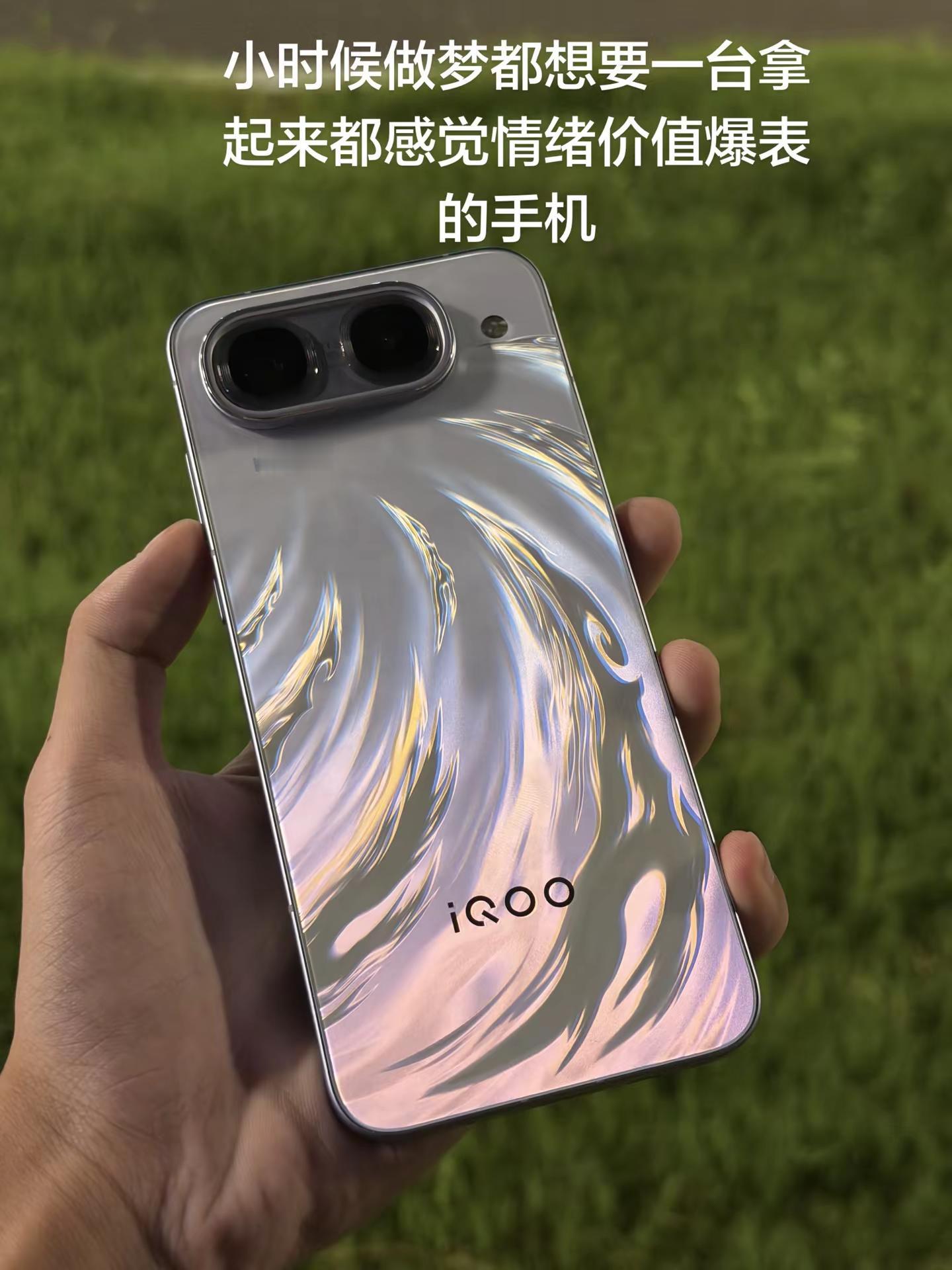 iQOONeo11至尊版光拿起来就感觉颜值真的很帅了