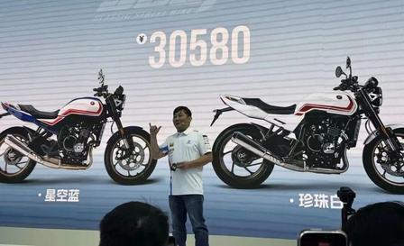 张雪机车 2026 重庆摩博会五车齐发发布会
展台被到场摩友、媒体观众围得水泄不通，是本届摩博会关注度最高的国产机车展台之一。
发布会主屏幕一次性亮相五款新车，覆盖复古街车、运动巡航、拉力 ADV、公路 / 赛道仿赛全品类，500F-2027、600V、820X、820RR-RS、820RR-RC。
500F-2027 复古街车
售价3058 ​