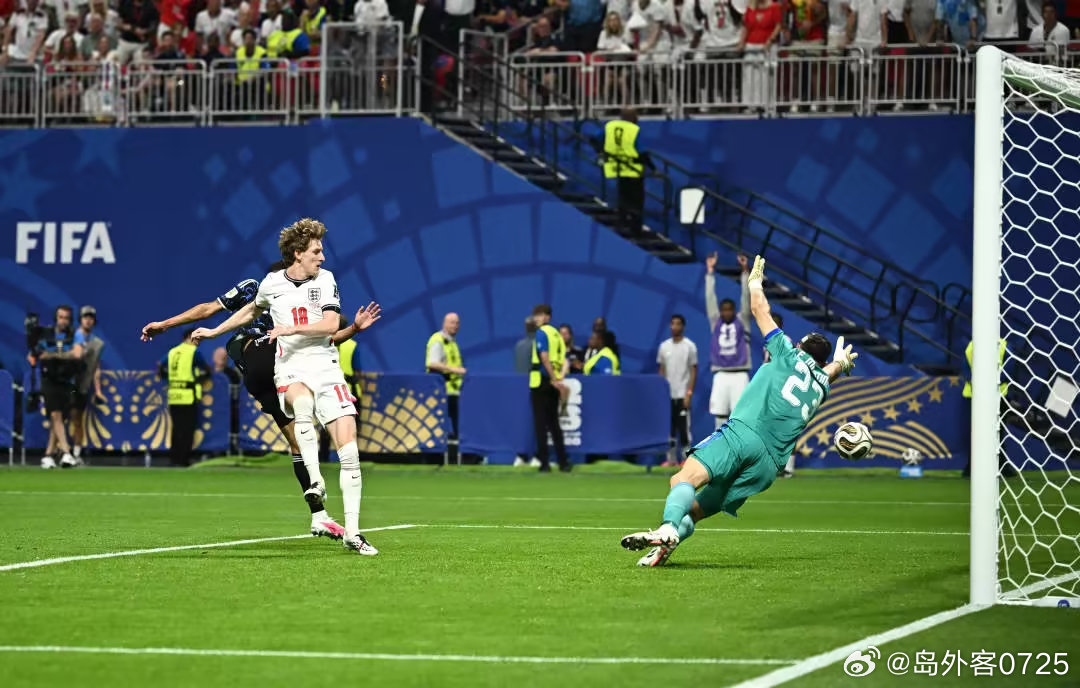 第55分钟，罗杰斯边路传中，戈登门前包抄破门，英格兰1-0领先阿根廷。英格兰VS阿根廷 ​​​