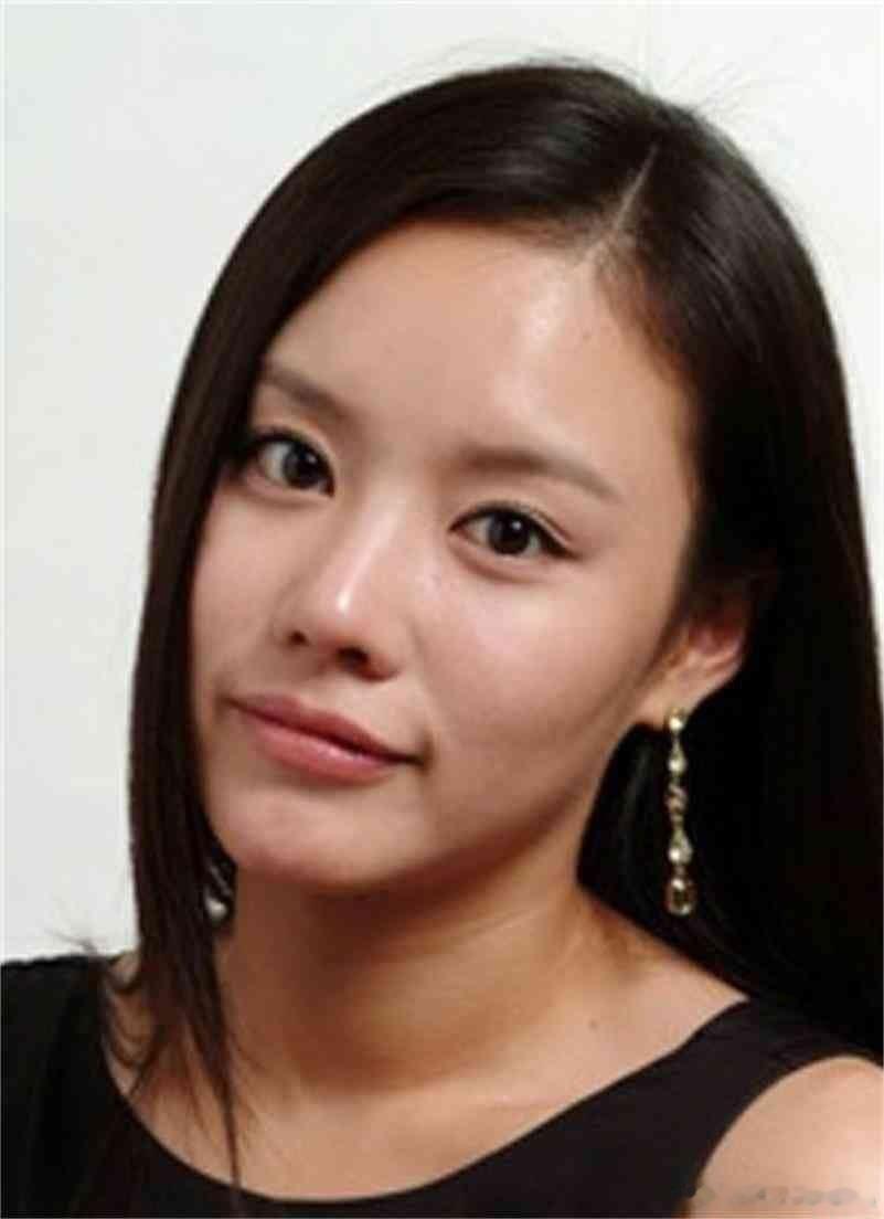 思思，把这张脸拿给你儿媳妇看看，看她愿意选这张脸还是选张柏芝的脸。。另外红伞也把金雅中的脸拿给你老婆去看看，看看她喜不喜欢。金雅中应该可以长到1米72吧。 ​