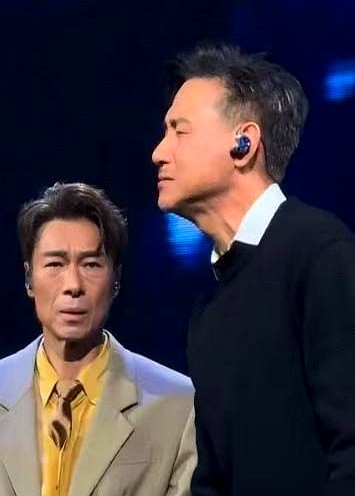 歌神张学友想看场演唱会，托遍关系找高层，居然硬是买不到票。

最后只能答应登台当压轴嘉宾合唱，才换回四张门票。

这是许志安红馆尾场，张学友一现身全场直接炸裂。合唱时许志安词背得滚瓜烂熟，眼泛泪光说想靠近点，张学友反手一把牵住他大笑调侃。

人在低谷时，用开玩笑帮你化解沉重、毫不避嫌拉你一把的朋友，