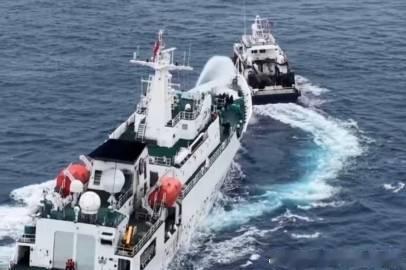 中国海警水炮喷射驱离菲侵权船只 现场画面公布