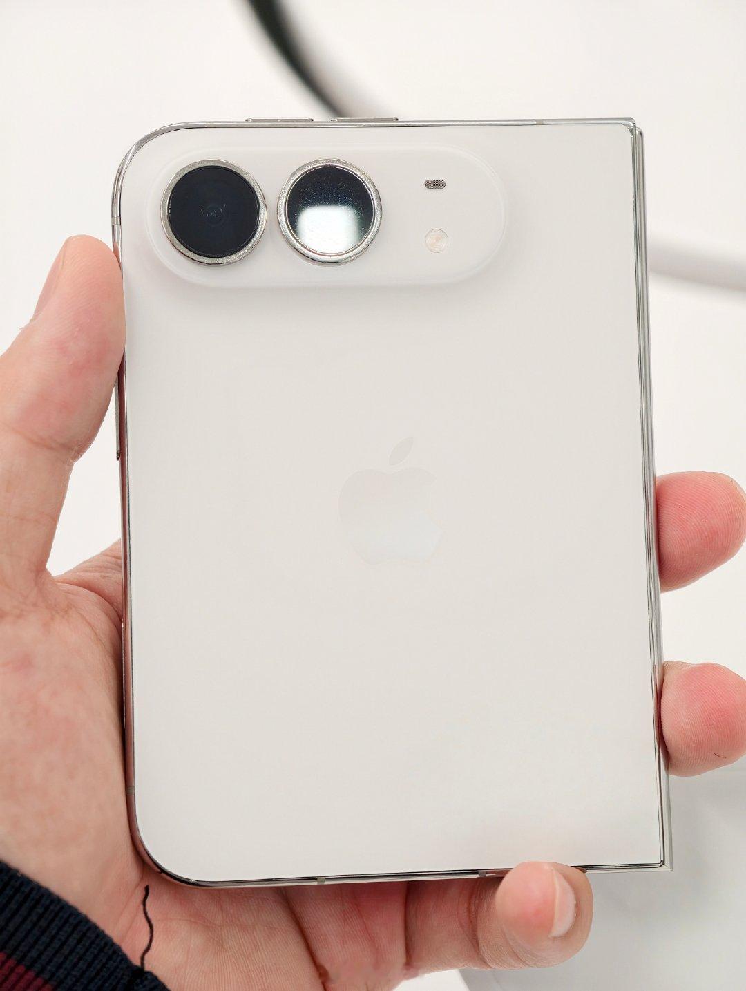 曝iPhoneDuo备货量猛增至1500万台

就目前来看，iPhone Duo后续价格可能步iPhone Air后尘，明年618，降价到多少钱合适？[捂嘴哭] ​