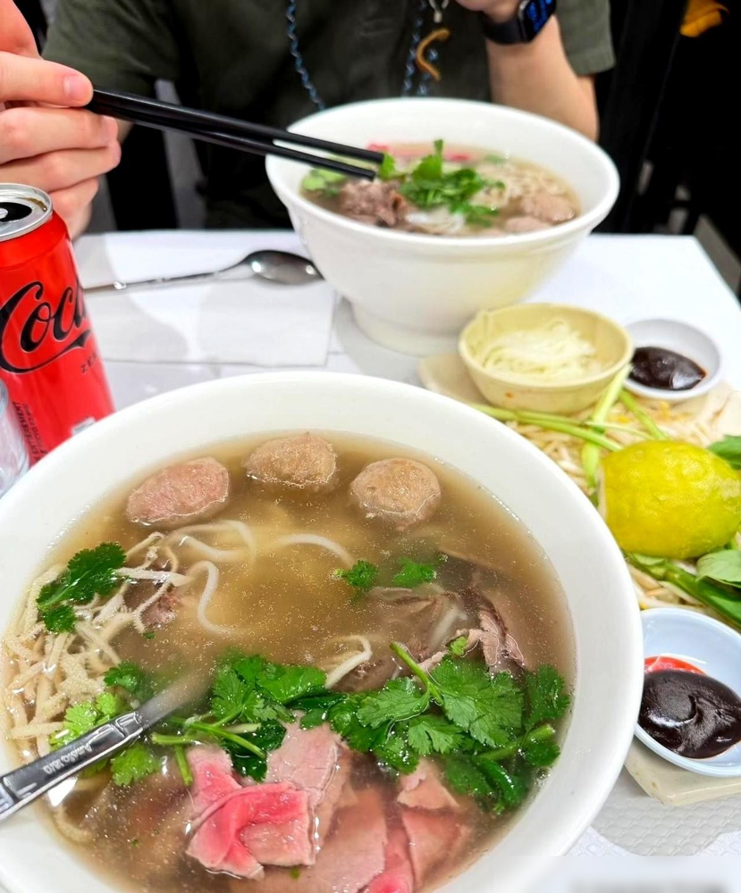 窦靖童在巴黎小馆子吃河粉，上来就把碗里肉丸子全扒拉到自己碗里，粉挑给对面宋妍霏。俩人就点一碗，寸头，皮衣，没助理没跟拍。
真不熟的人不敢这么吃，真装的人不敢先抢肉。
你看那些抢着往对方碗里夹菜的，筷子举得高高的，心里算得明明白白。窦靖童这种，想吃什么直接认领，剩下的推过去，宋妍霏接得也自然。
