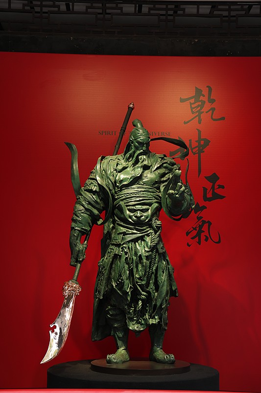 这谐音梗对联真的越品越上头。
关羽关云长站在雨里看雨，直接取了名字的前两个字谐音，曹操曹孟德家里遭了抄家之祸，刚好对应后两个字的谐音，不光读音严丝合缝，两个人物都是三国顶流，事件也都有正史记载当依托。
之前刷到好多硬凑的谐音对联，要么人名生僻，要么事件完全编得没边，这副完全不一样，读起来朗朗上口，画