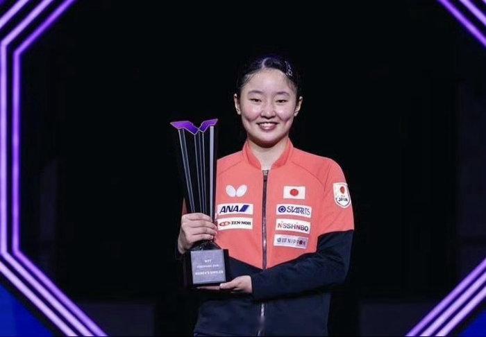 #张本美和三连冠后说要向孙颖莎学习#
WTT澳门冠军赛，张本美和鏖战七局逆转陈熠夺冠，拿下重庆、横滨、澳门三站冠军赛桂冠，成为继孙颖莎之后，第二位达成赛季三连冠的女选手。

站上高光领奖台，她没有沉醉于连胜的喜悦。面对采访，18岁的小将格外清醒：“我跟她交手一直没赢过，努力向她学习”。

赛 ​