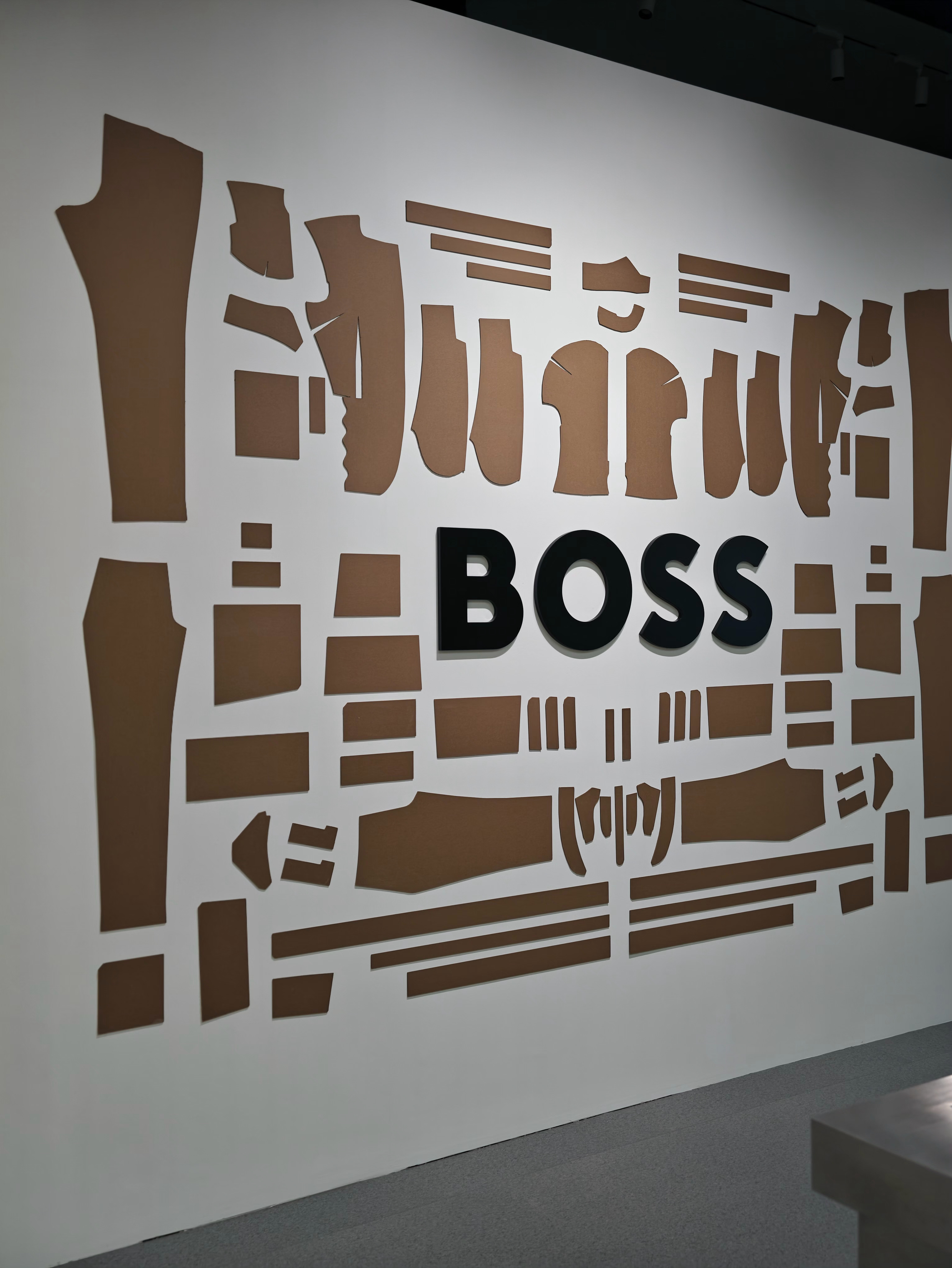 BOSS在成都CPI的西装展。
看上了那个和成都蜀锦织绣博物馆合作的春晓锦，做成领带好好看。
一会儿汪顺要来！ ​