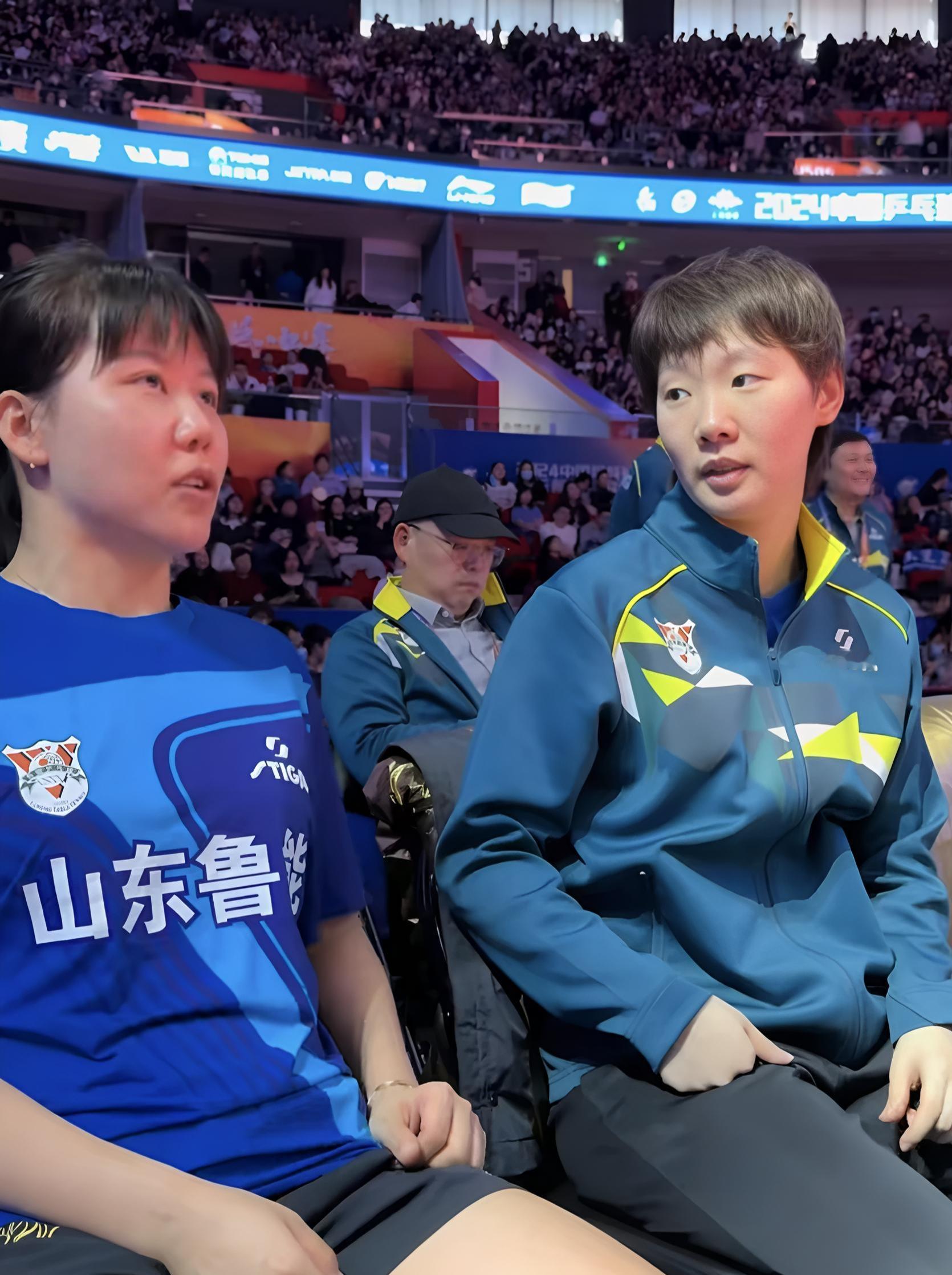 陈幸同：“你看场上这板反手变线，质量很高。”
王曼昱：“时机抓得不错，但正手防守有漏洞。”
陈幸同：“多看比赛，总能收获新思路。”
王曼昱：“咱们互相探讨，一同精进，共同成长。”
王曼昱