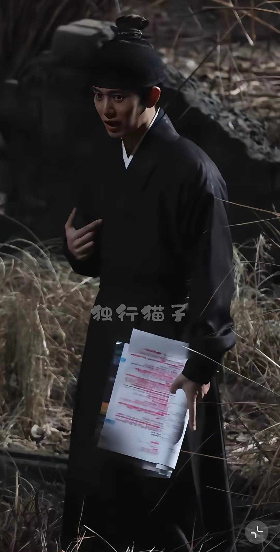 所以说，当演员还得记忆力好是吗？
看到任嘉伦新剧路透手持的剧本，有被震惊到，这密密麻麻的荧光笔记号，如果都是标注出来的台词，那多少有些让人望而生畏了……
据悉这次的《锦衣搜金录》是任嘉伦时隔9年再演锦衣卫，这哥们也算是锦衣卫代言人了 ​