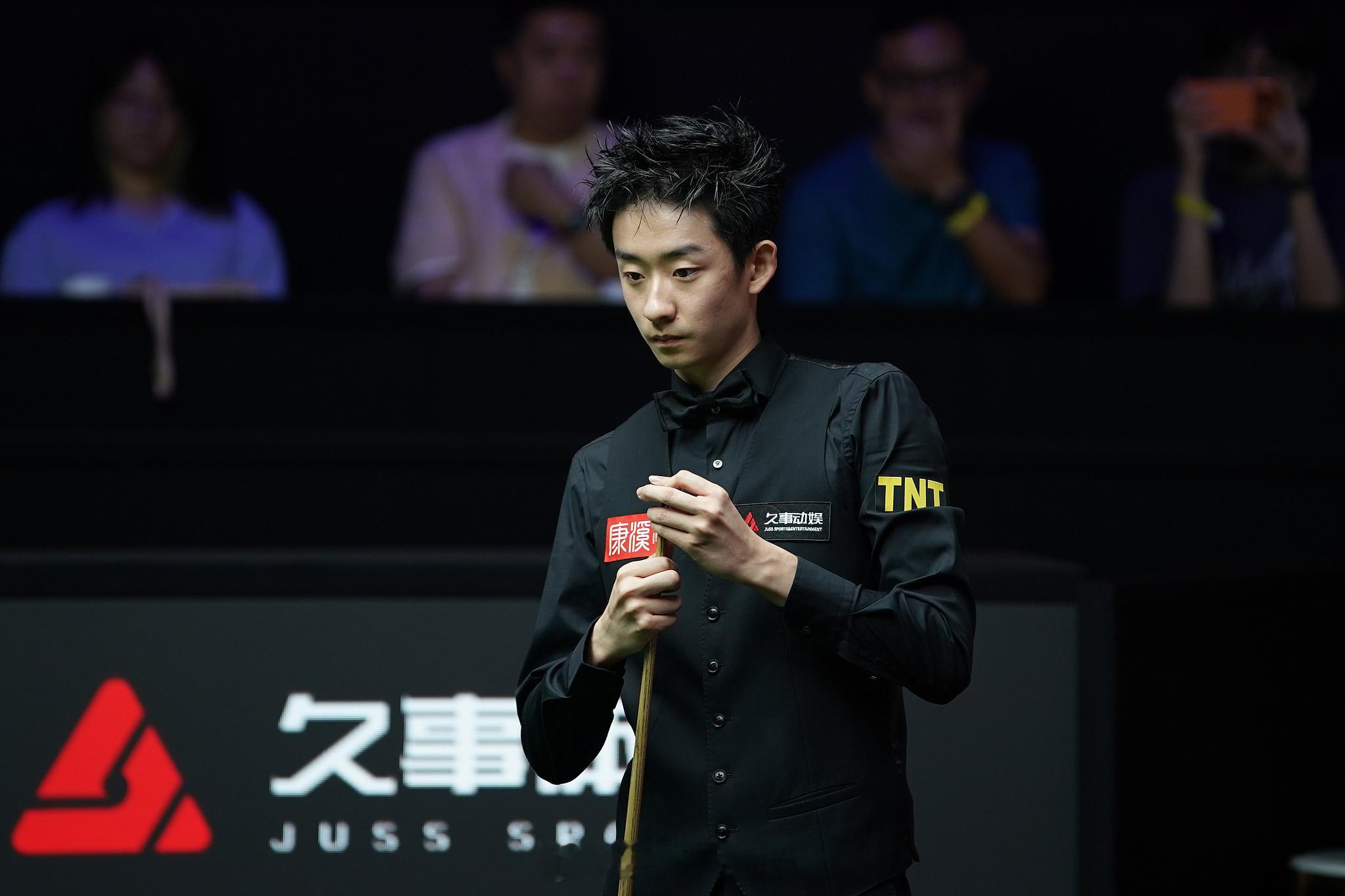 斯诺克上海大师赛第二轮，吴宜泽打出三杆破百、两杆50+，以6-2战胜斯...