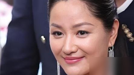 张艺谋当年就劝过瞿颖，别跟李亚鹏，她没听。
掏钱砸资源，把人往剧组里塞，结果自己跑去探班，撞见李亚鹏跟周迅好上了。没哭没闹，扭头就走，连句解释都没要。
多年过去，李亚鹏欠债、离婚、直播卖货，一地鸡毛。瞿颖呢？不婚不育，身材依旧能打，前两天还在钻石球场给郑钦文的半决赛当挑边嘉宾，状态松弛得很。