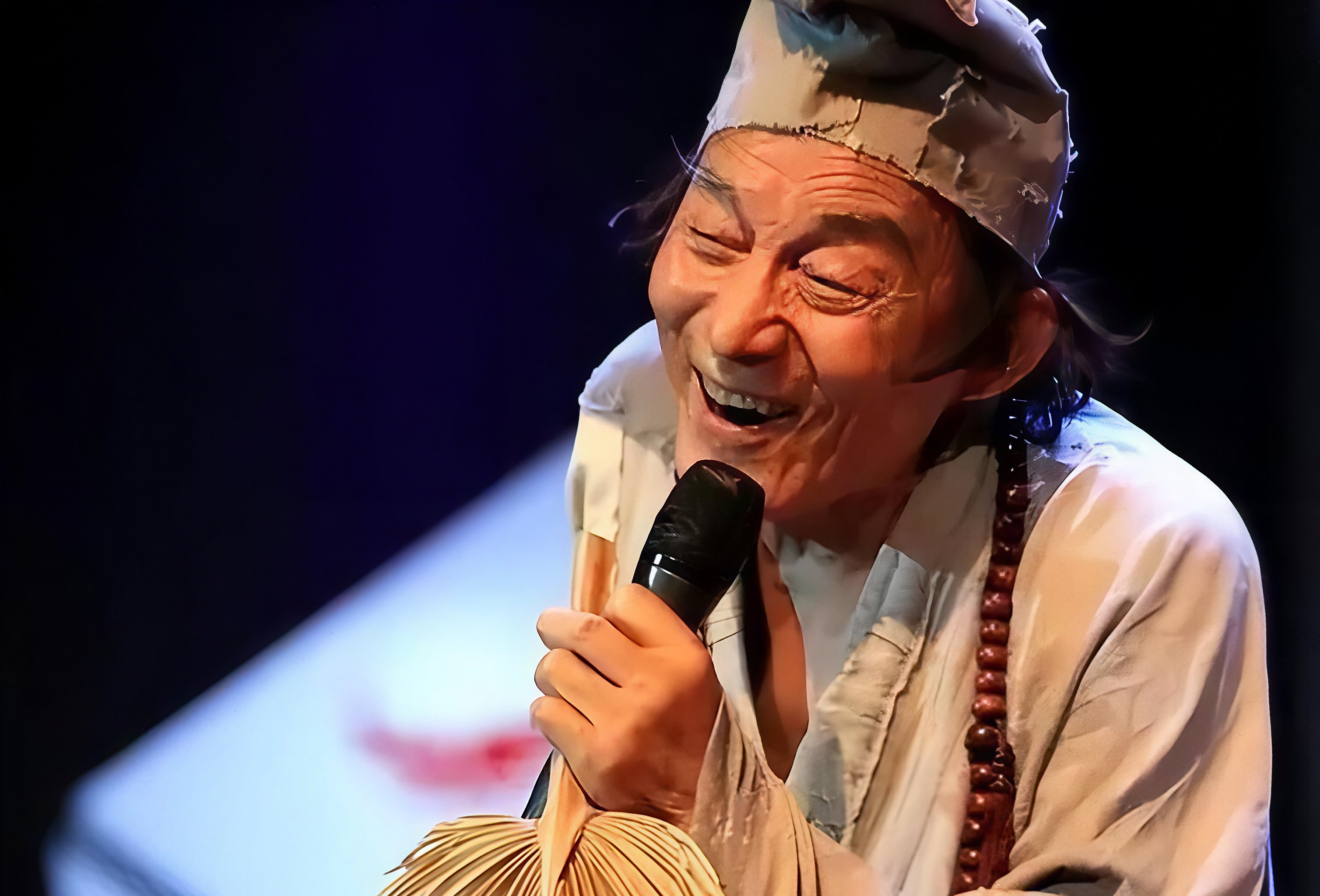今早，无数人被一则消息刺痛。9月24日，国家一级演员游本昌在北京离世，享年93岁。就在8天前，他才刚过完93岁生日。
 
很多人的童年记忆，都是那一句“鞋儿破，帽儿破”。1985年，52岁的游本昌凭借《济公》火遍全国。可很少有人知道，在此之前，他默默演了20年龙套，不少角色连一句台词都没有。他始终坚