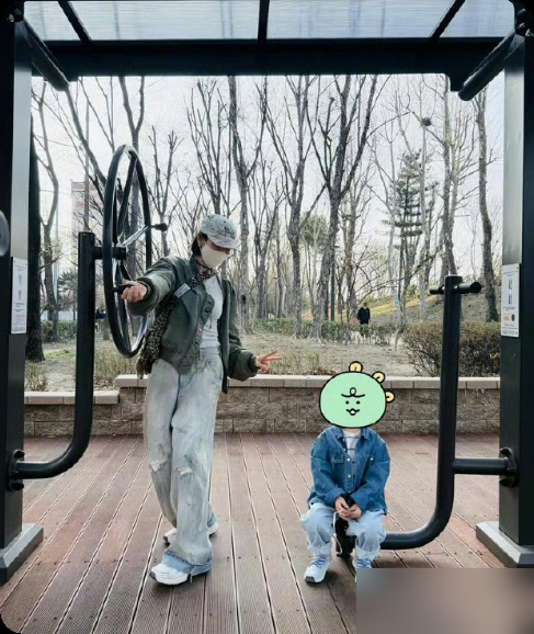 孙艺珍亲口说后悔炫娃。
综艺里夸儿子帅，转头就改口。玄彬在家吃剩饭的细节放出来，流量是拿到了，账也算错了。
这对夫妻的身家，从来不在育儿人设上。玄彬单集片酬1亿韩元，《爱的迫降》一部戏16亿落袋，广告费3000万台币起步。孙艺珍手里一栋江南新沙洞大楼，月租4500万韩元，买房卖房赚的差价就超过4
