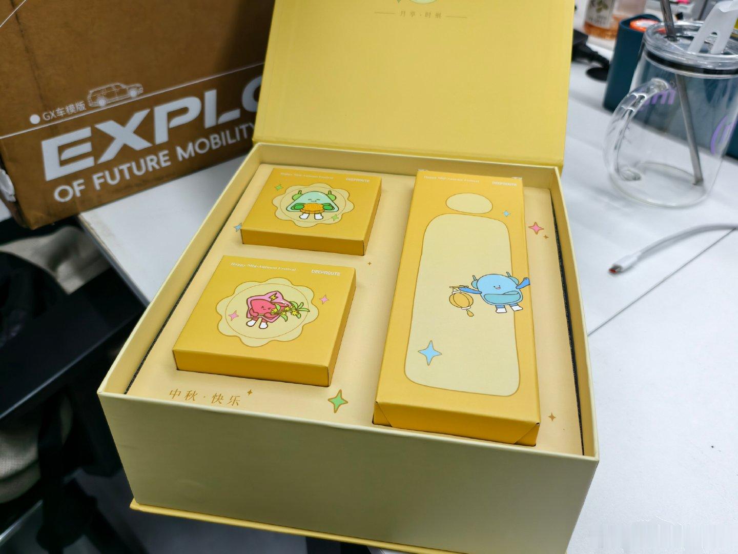 周五晚高峰+下雨，路上堵爆了。

不过周末已经来临，祝大家周末愉快。收到了元戎寄来的中秋礼盒。点赞这条微博抽一位伙伴送了。周一开，祝大家周末愉快。 ​ ​