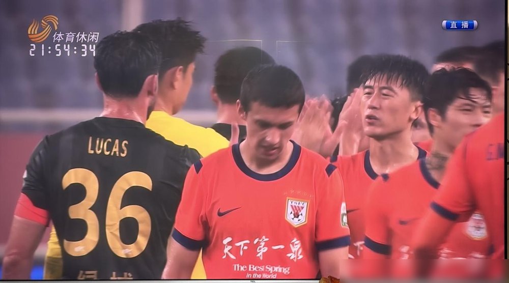 5:0，泰山把浙江队打崩了，还顺手撕了俩红牌。
上一场1:4的账，这场连本带利全要回来了。浙江队长程晋一脚恶意犯规，直接红牌下去，全队最后只剩9个人在场上硬扛。
克雷桑复出就罚丢点球，陈蒲单刀也能打飞，可架不住王大雷跟堵墙似的，怎么射怎么有。这球赢的，又爽又窝火。
赛前还专门给5个亚运铜牌小将