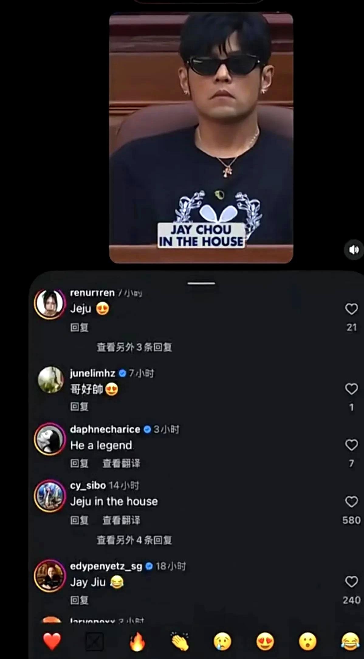 周杰伦把一段网球赛现场广播直接甩到海外社交平台上，视频里清清楚楚播着“我国著名歌手”
有些同行在外面发动态总是遮遮掩掩，生怕掉几个粉丝，两头讨好想把名利占全
他倒痛快，不仅原声放出去，文案也直接照搬这五个字，完全当成极寻常的日常分享
当年外来流行风刮得最凶的时候，台下不少人跟着起哄，他在镜头前就敢当