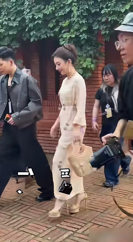 方媛上综艺被骂人设崩了，评论区又有人翻出她和郭富城结婚时那场婚礼，没钻戒，没大操大办，连婚纱都像租的。
当年媒体写她是最省钱天王嫂，现在写她上不得台面。同样一张牌，翻过来打你，翻过去还打你。
乐基儿当年跟黎明离婚，媒体造了个句，说天王嫂住的是全世界最漂亮的笼子。没人说过这句话，但所有人都在传这句